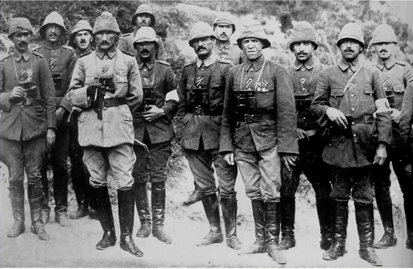 Anafartalar Grubu Komutanı Mustafa Kemal Bey silah arkadaşlarıyla, 1915