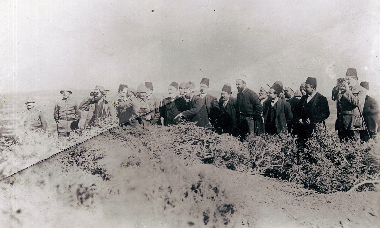 Mustafa Kemal cepheyi İstanbul'dan gelen yazarlar heyetine anlatıyor, 1915