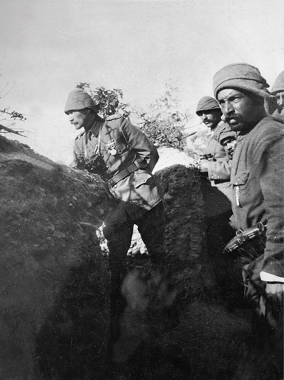 Mustafa Kemal Gelibolu cephesindeki siperlerde, 1915